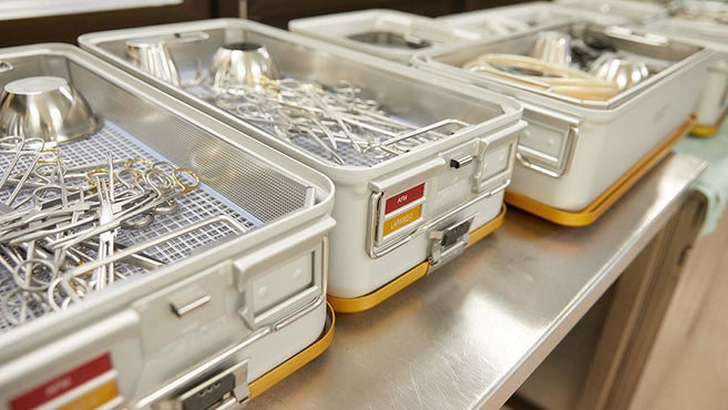 Sterilný kontajner v Centrálnom oddelení sterilných dodávok (CSSD)