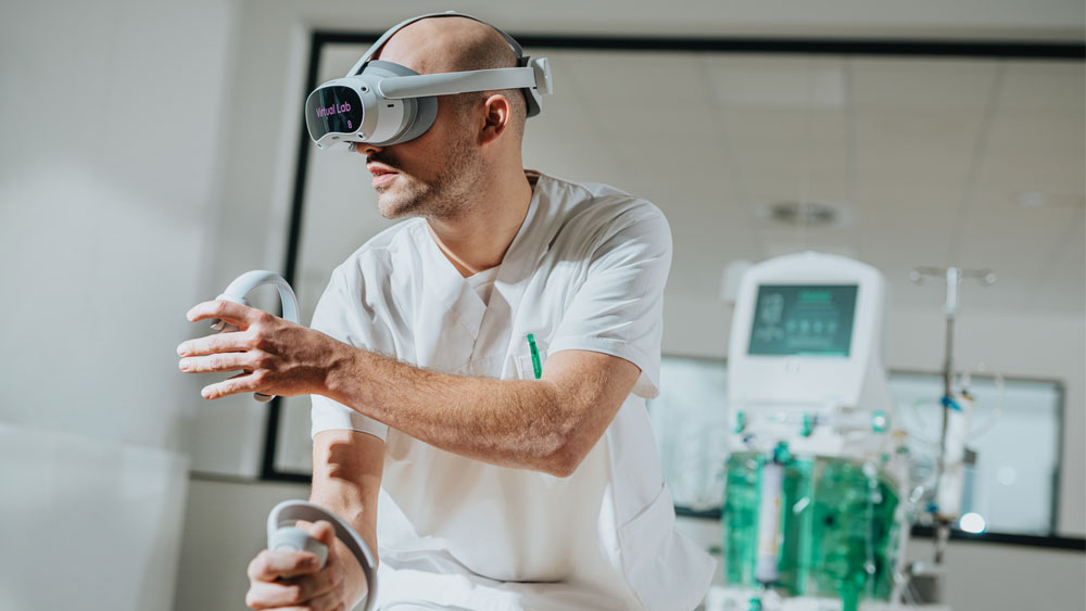 Sestra vykonávajúca aferézu pomocou aplikácie vr dynamic