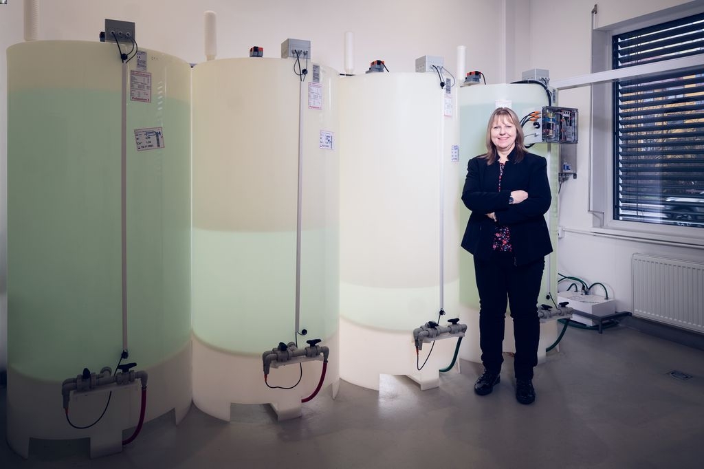 Jitka Pancířová, globálna manažérka kvality pre dialýzu v spoločnosti B. Braun, stojí pred nádržami, v ktorých sa skladuje dialyzačná tekutina zmiešavaná na mieste.