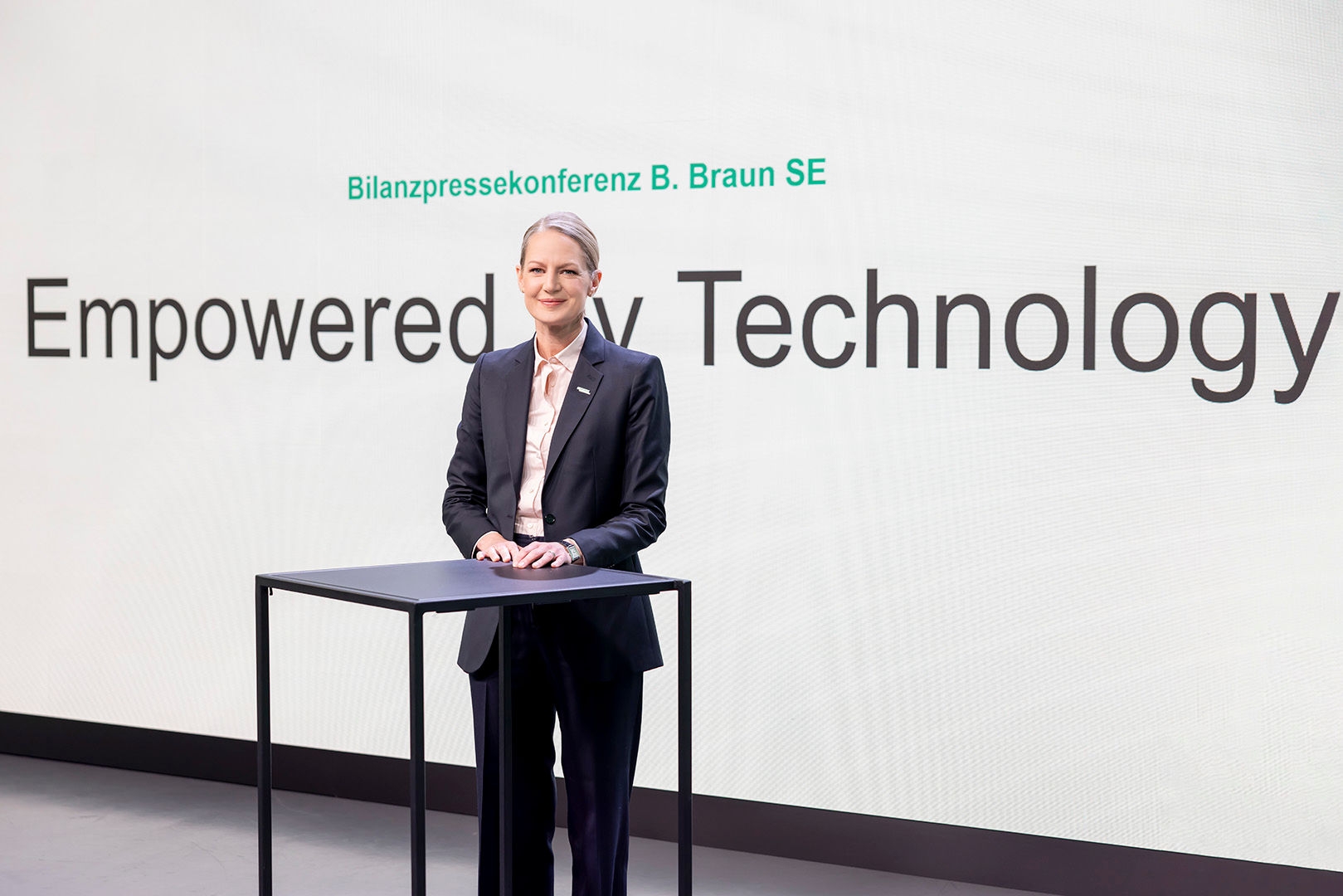 Anna Maria Braun predstavuje výročnú správu na konferencii s názvom Empowered by technology