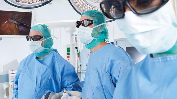 Chirurgovia v operačnej sále s 3D kamerovým systémom EinsteinVision®