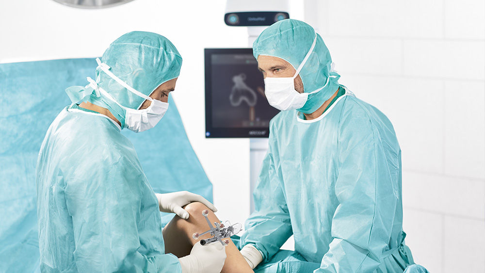 Dvaja chirurgovia s navigačnou podporou OrthoPilot® Elite na operačnej sále