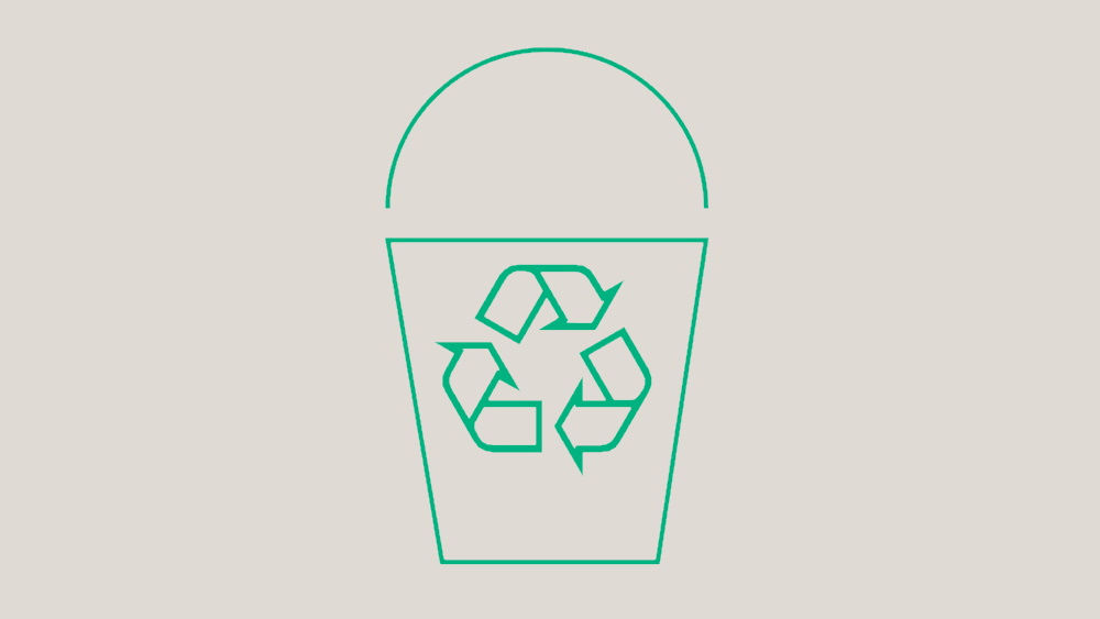 Trojuholník tvorený tromi zakrivenými šípkami, z ktorých každá smeruje k ďalšej a vytvára symbol recyklácie