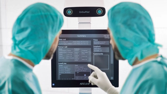 Dvaja chirurgovia pred monitorom OrthoPilot® Elite