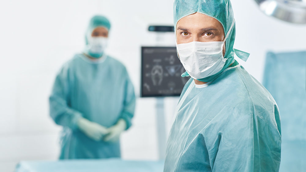 Dvaja chirurgovia so systémom OrthoPilot® Elite v pozadí