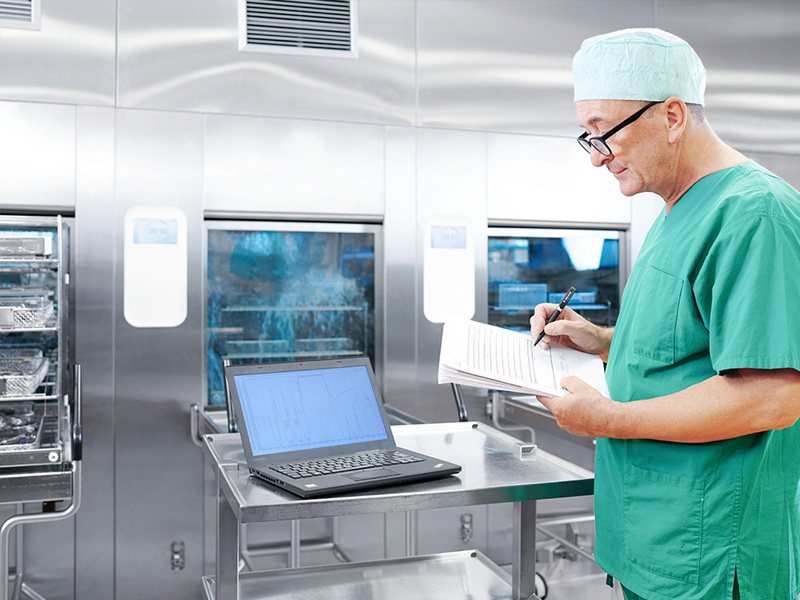 Zamestnankyňa Centrálneho oddelenia sterilných dodávok so systémom manažmentu prístrojov instacount®