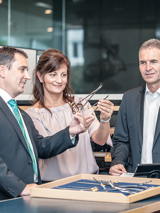 Konzultácie o chirurgických súpravách so zamestnancami a zákazníkmi