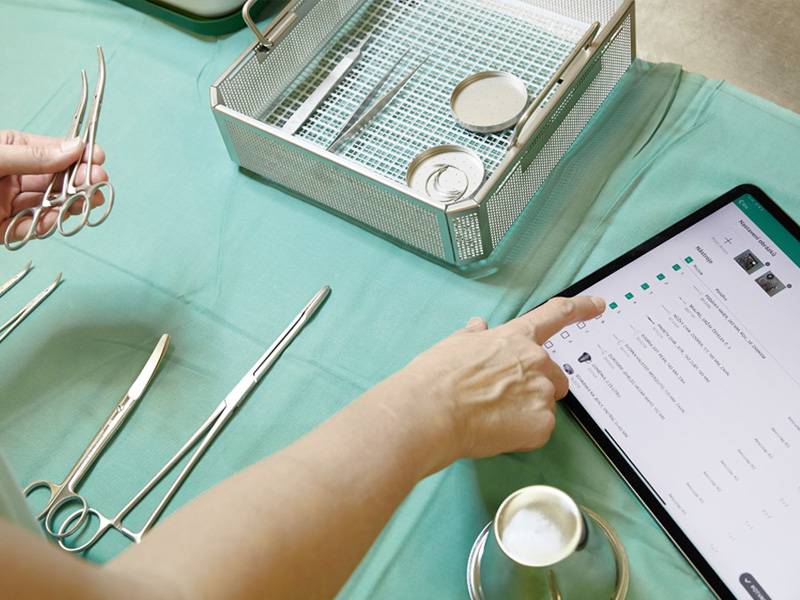 Ruky zdravotníka porovnávajú chirurgické nástroje so systémom manažmentu inštrumentária instacount®