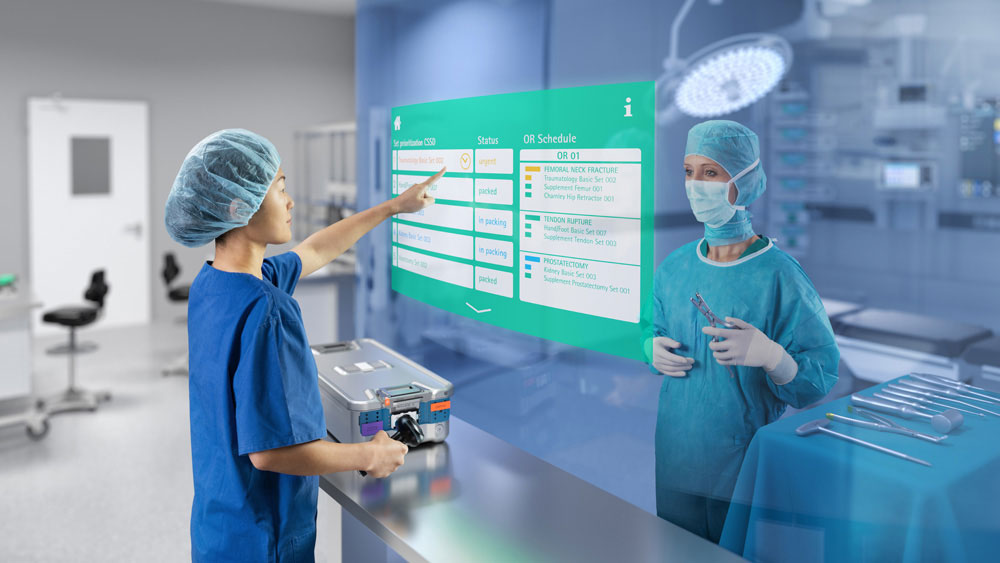Lekár vykonáva operáciu na operačnej sále. Sestra vyberá chirurgické nástroje z databázy digitálneho úložiska.