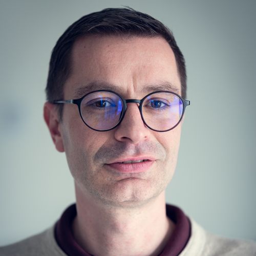 portrét muža v okuliaroch