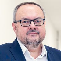 portrét muža v okuliaroch a s bradou