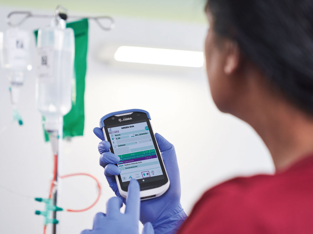 Onkologická sestra používa diaľkové ovládanie oncosafety