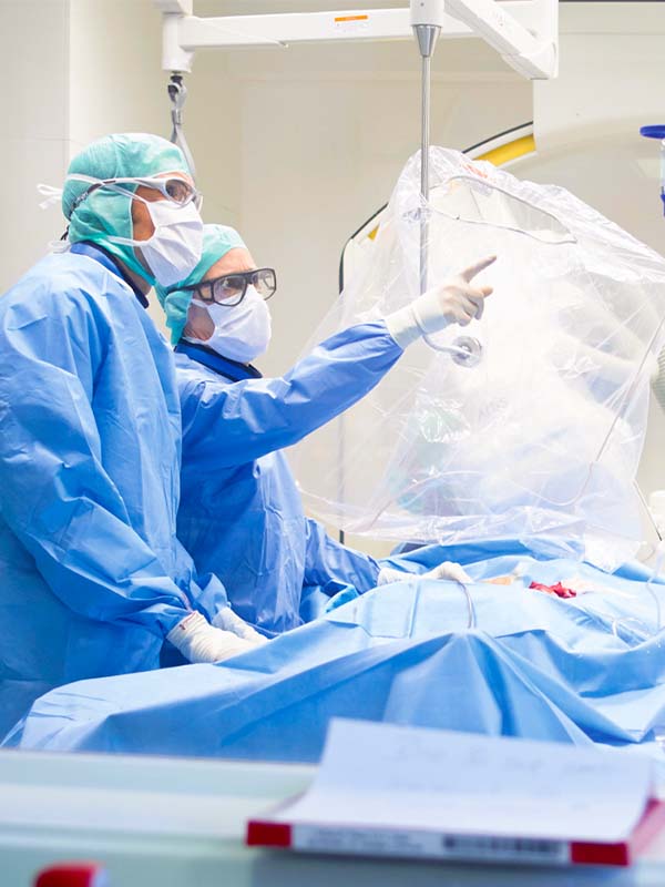 Dvaja chirurgovia diskutujú o nálezoch v katetrizačnom laboratóriu