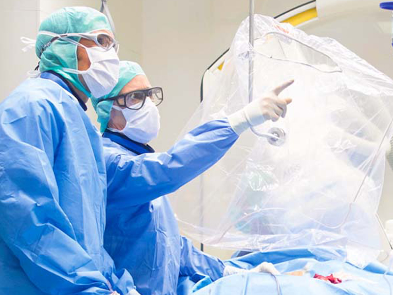 Dvaja chirurgovia diskutujú o nálezoch v katetrizačnom laboratóriu