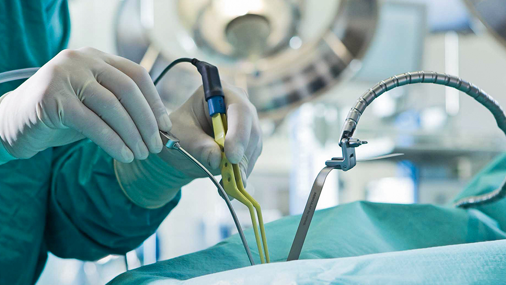 Neurochirurgické nástroje používané na operačnej sále