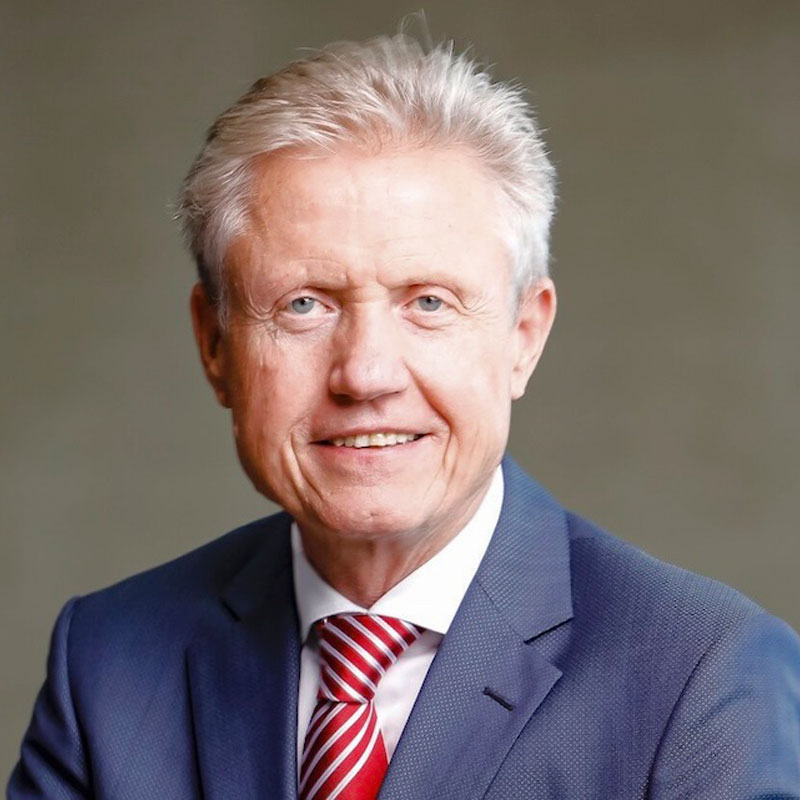 Portrét profesora Dr. René Fortelnyho vo formálnom oblečení, ktorý sa sebavedomo pozerá do kamery