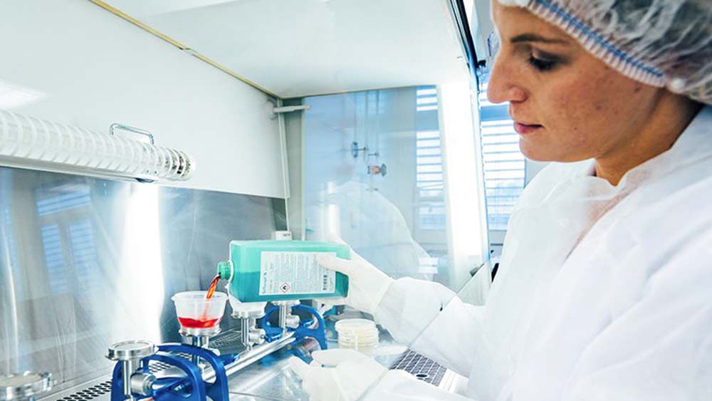 Laboratórny pracovník plní zdravotnícke zariadenie dezinfekčným prostriedkom B. Braun. 